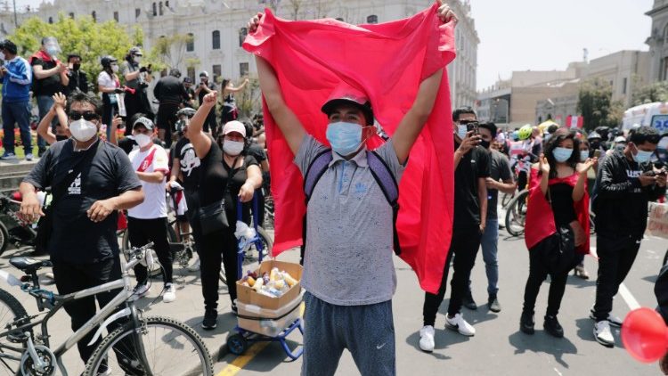 Manifestanti nelle strade di Lima, capitale del Perù (Reuters / Sebastian Castaneda)