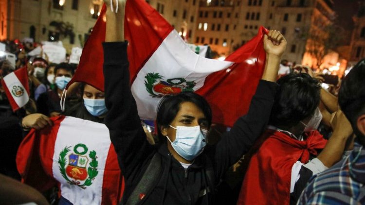 Des Péruviens se rassemblent à Lima peu après l'élection du président par intérim Francisco Sagasti 