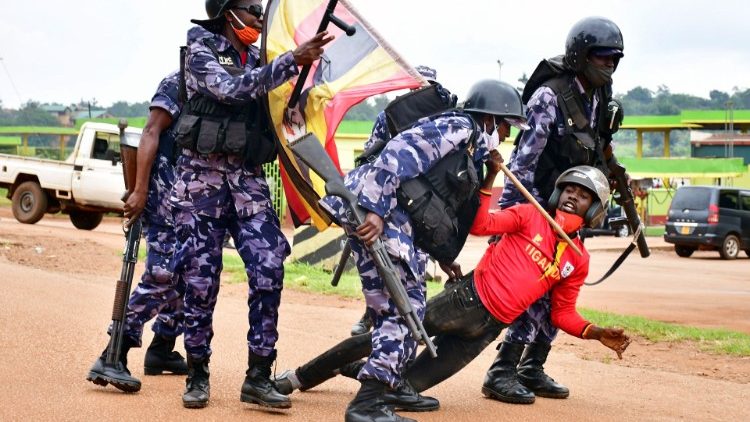 Un sostenitore del candidato alle presidenziali Bobi Wine, viene trascinato dalla polizia  - Uganda (Reuters)