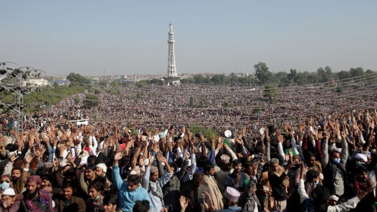 Menschenmassen in Lahore beim Trauermarsch für den Chef der Islamistenpartei Tehreek-e-Labaik (TLP), Khadim Hussain Rizvi