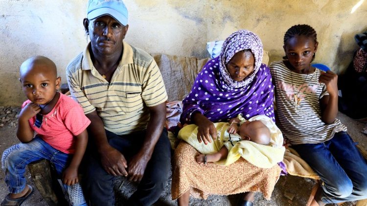 Famílias de refugiados da região do Tigray são vistas na fronteira da Etiópia 
