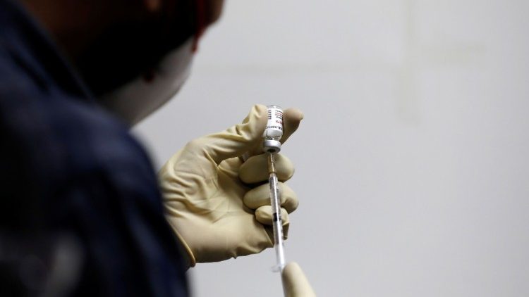 Um médico indiano com uma dose experimental de uma vacina contra a Covid-19