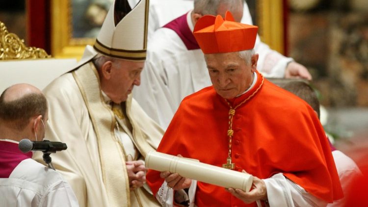 Påven Franciskus och nyvalde kardinal Silvano Maria Tomasi vid konsistoriet 28 november 2020
