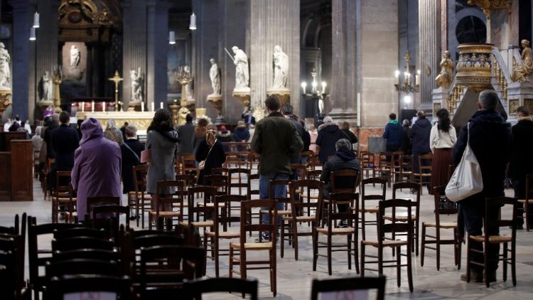 A francia katolikusok november 29-től kezdve ismét részt vehetnek a szentmiséken 