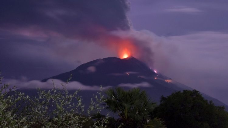 Eruzione del vulcano Mount Ile Lewotolok (Reuters)