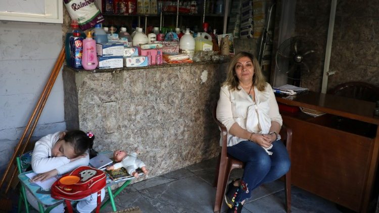 الكنيسة في لبنان تسعى جاهدة إلى مساعدة الناس في ظل الأزمة الصعبة