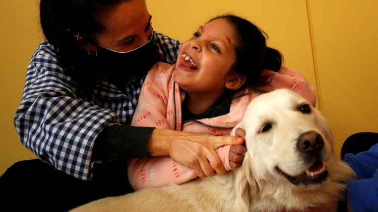 Hundetherapie für ein blindes Mädchen 