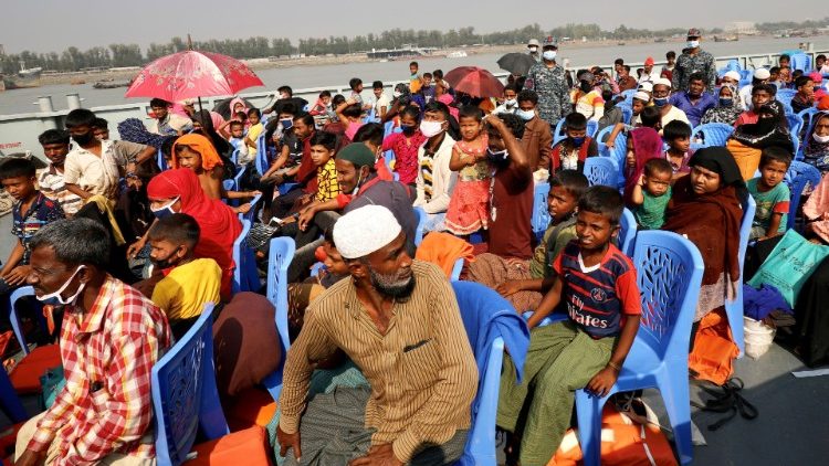 Profughi Rohingya in attesa di essere trasferiti sull'isola di Bhasan Char