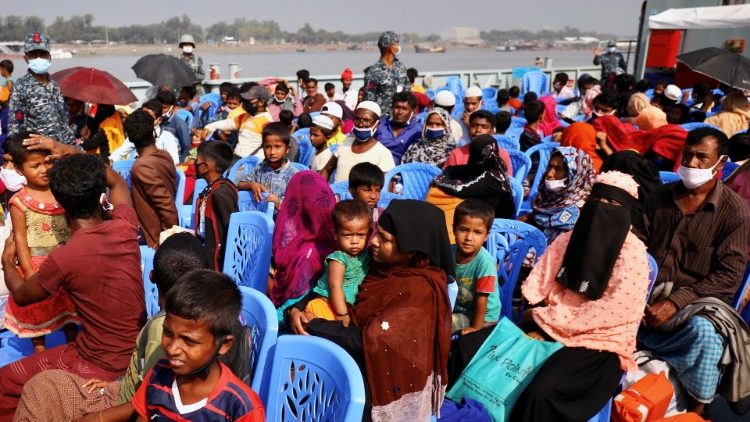 Bangladesz przesiedla Rohingya na bezludną wyspę