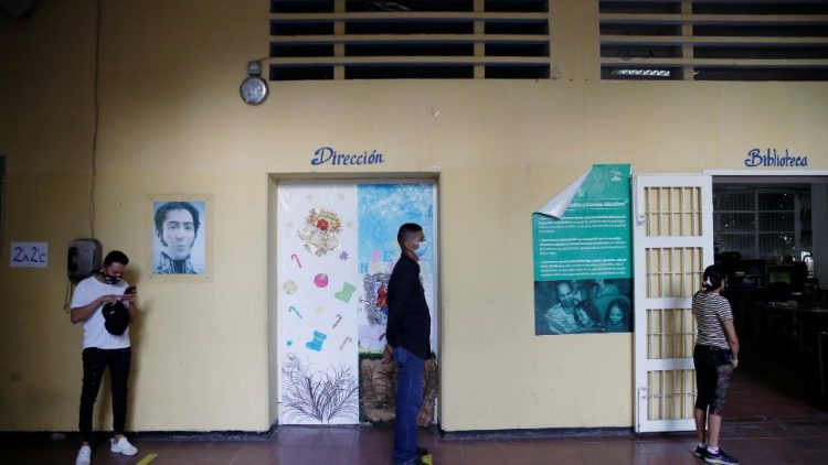 Venezuela, elettori rispettano il distanziamento sociale in un seggio elettorale di Caracas