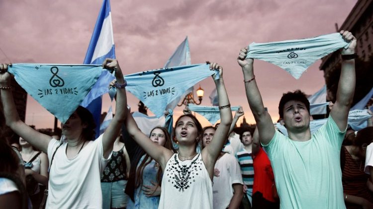 Attivisti in favore della vita argentini con i foulard celesti, divenuti simbolo del loro impegno
