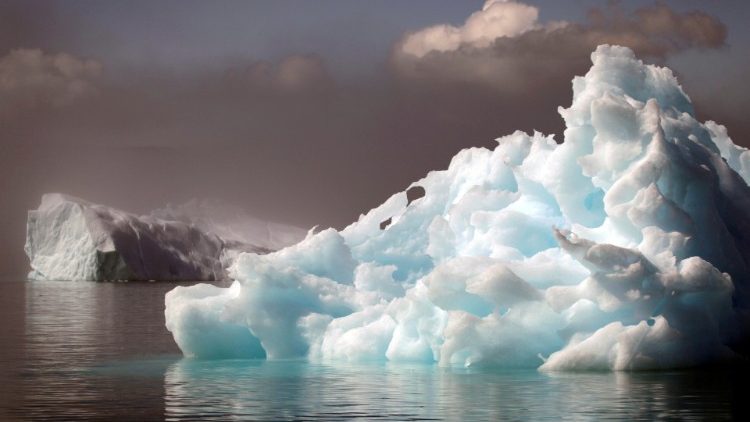 Un iceberg, creatosi per il surriscaldamento ambientale, si muove nel sud della Groenlandia vicino alla città di Narsaq