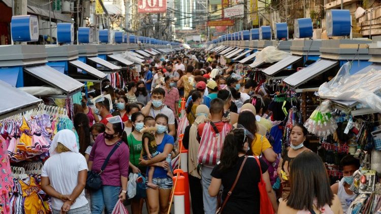 Menschen auf einem Straßenmarkt in Manila am Montag
