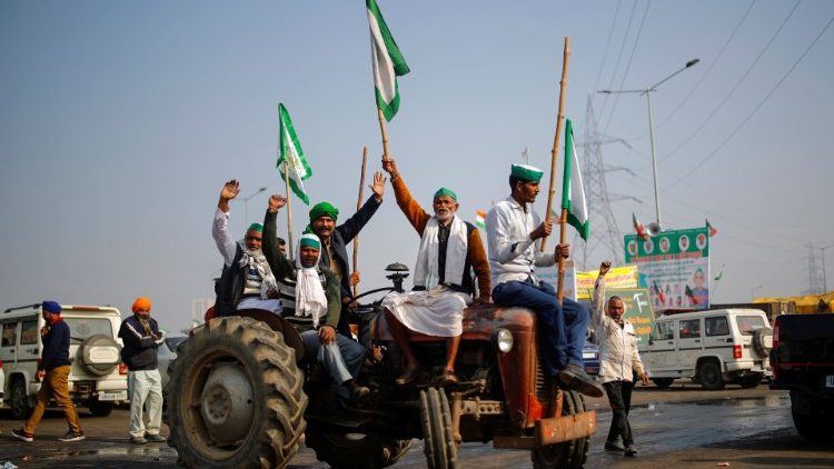 Juchés sur leur tracteur, des agriculteurs indiens protestent contre les lois de réforme agraire votées en septembre