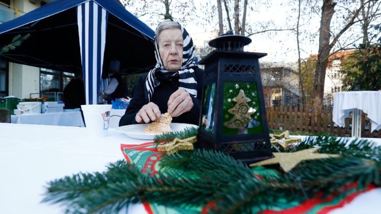 Eine Bewohnerin eines Altenheims nimmt an einer Weihnachtsfeier im Hinterhof des Altenheims St. Martha teil, da der Ausbruch der Coronavirus-Erkrankung (Covid-19) in Speyer anhält