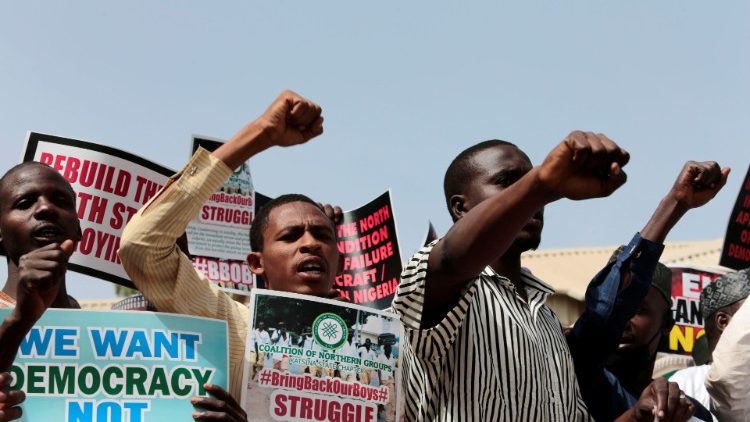 Demonštrácie k riešeniu únosu stovky stredoškolákov v nigérijskom štáte Katsina (17.dec. 2020)