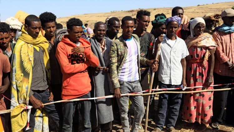Refugiados de Etiopía huyen escapando del conflicto.
