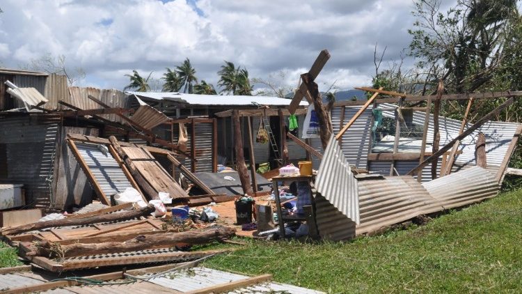 Fiji, una casa distrutta a Bua,  nell'isola di Vanua Levu