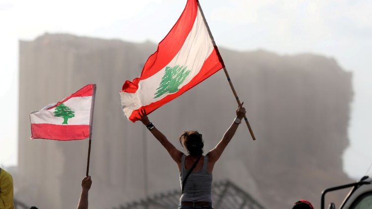 लेबनान का ध्वज लिए हुए लोग