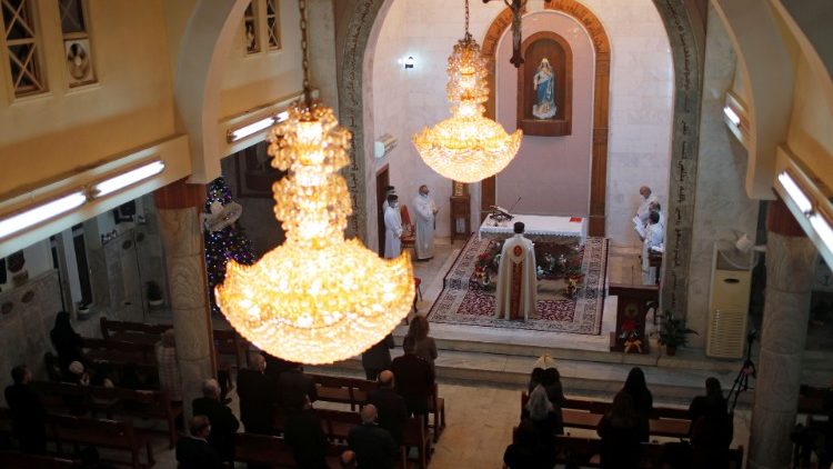 Irakische Christen feiern Heiligabend in einer Kirche in Baghdad
