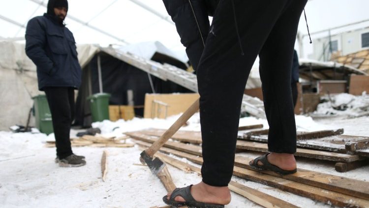 Refugiados tentam recostruir o Campo destruído pelo incêndio na Bósnia