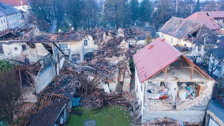 Щетите от силното земетресение в Хърватия на 29 декември