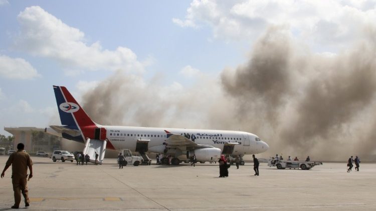 El polvo se levanta tras las explosiones en el aeropuerto de Aden, Yemen