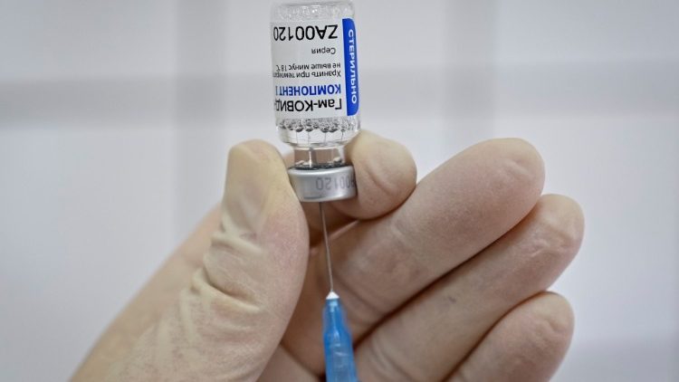 Russia launches anti-covid vaccination campaign - Vatican News