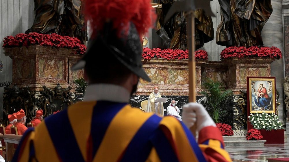 Ďakovnú pobožnosť 31. decembra viedol z poverenia pápeža Františka kardinál Giovanni Battista Re