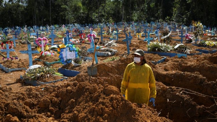 Tombes du cimetière de Manaus creusées pour les victimes de la covid