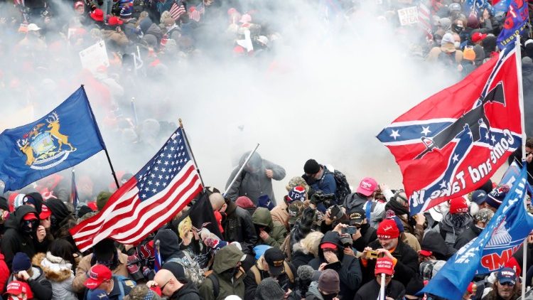 अमरीका के राष्ट्रपति डोनाल्ड ट्रंप के समर्थक हिंसक प्रदर्शन करते हुए