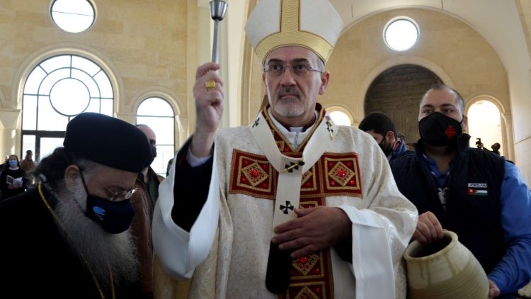 Patriarh Pierbatista Pizzabala med mašo v cerkvi Jezusovega krsta v Jordaniji