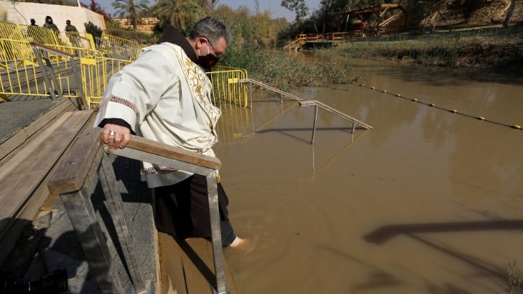 Kustos Svete zemlje otac Francesco Patton umače noge u rijeku Jordan