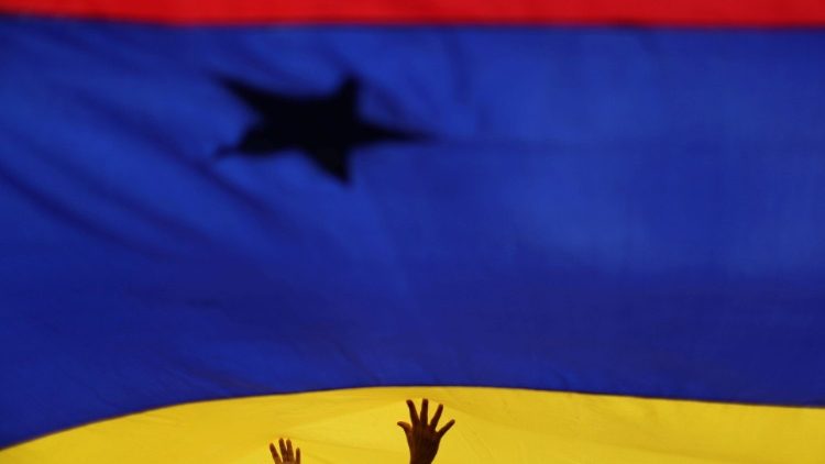 Un Venezuelien porte à bout de bras le drapeau de son pays, le 14 septembre 2019 à Caracas.