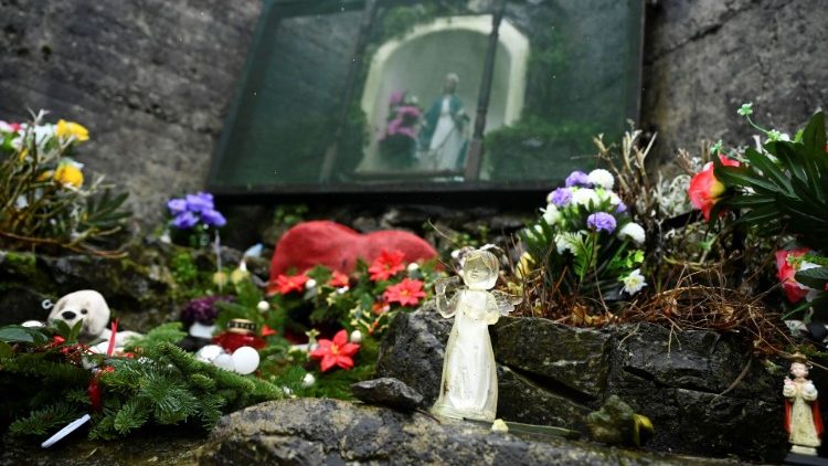 In einem von katholischen Ordensschwestern betriebenen Mutter-Kind-Heimes in Tuam, Irland, wurden knapp 800 unbestattete Babyleichen entdeckt