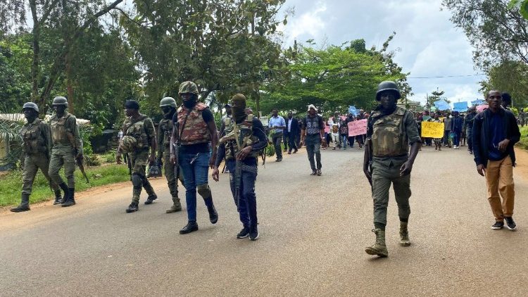 Schulkinder, Eltern und Lehrende bei einem Protest in Kamerun
