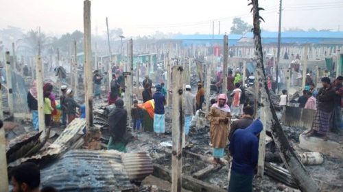 Vasto incendio nel campo per rifugiati Rohingya a Cox's Bazar