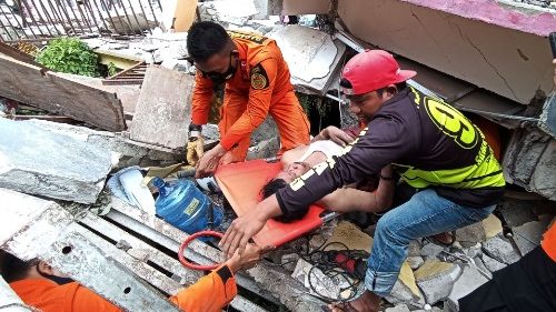 Indonésia: terremoto deixa mortos e centenas de feridos na ilha de Sulawesi