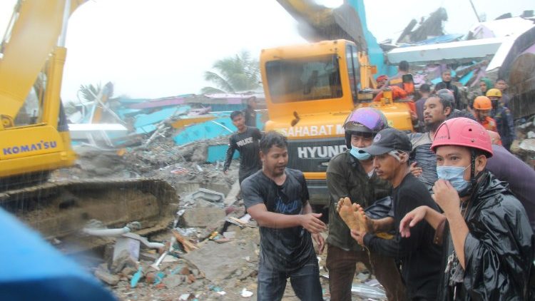 Indonézski záchranári vyslobodzujú zasypaných spod ruín nemocnice v Mamuji, v provincii Západné Sulawesi