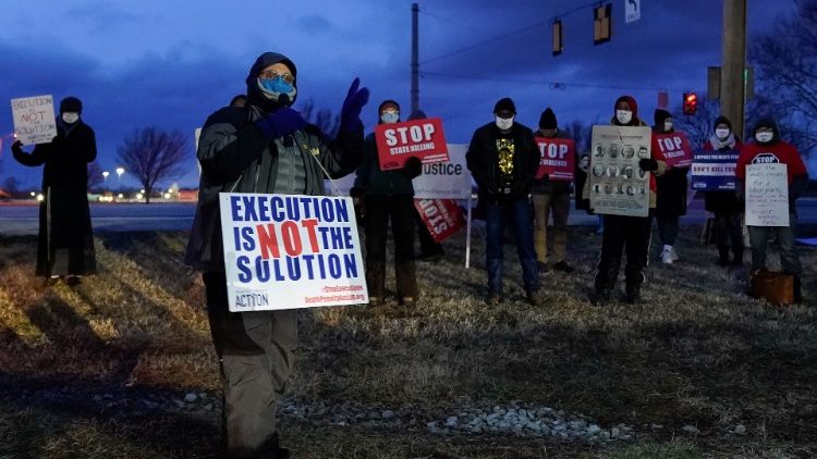 Des militants contre la peine de mort, le 16 janvier 2021, devant le pénitencier de Terre Haute, dans l'Indiana, aux Etats-Unis. 