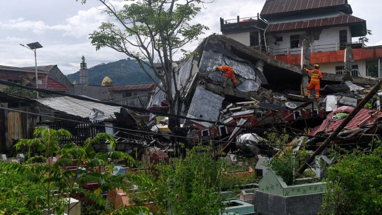 Индонезийския остров Сулавеси след силното земетресение 