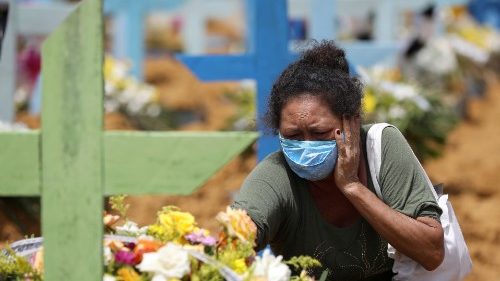 Manaus vive "uma realidade de morte", mas também de solidariedade