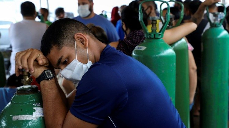 Oxigénpalackokat vásárolnak a brazíliai betegek gondozására a családtagok