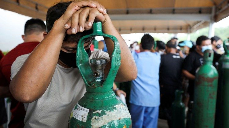 Familiares de pacientes hospitalizados o que reciben atención médica en casa, que en su mayoría sufren la enfermedad del coronavirus, se reúnen para comprar oxígeno y llenar botellas en una empresa privada en Manaus, Brasil, el 18 de enero de 2021. 