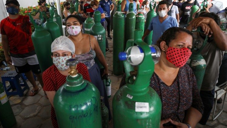 Manaus, parenti di malati di Covid-19 che hanno acquistato bombole di ossigeno dai privati