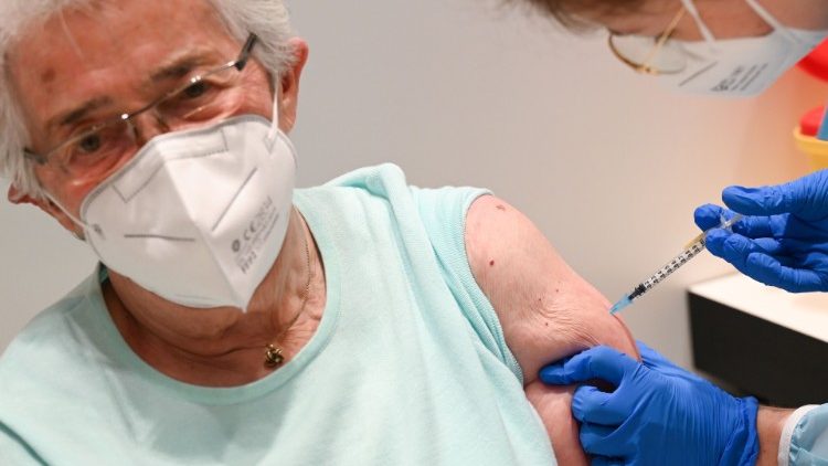 Una enfermera vacuna a un adulto contra el covid-19.
