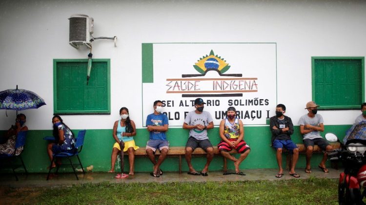 Des indigènes attendent de se faire vacciner à Tabatinga, dans l'État de l'Amazonas, le 19 janvier 2021