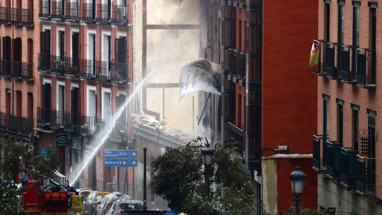 Fuerte explosión en Madrid destroza un edificio