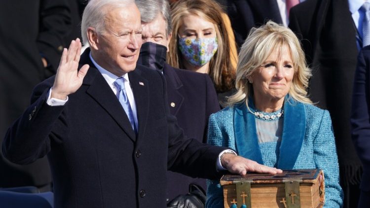 La main sur la Bible, Joe Biden prête serment comme 46e président des États-Unis