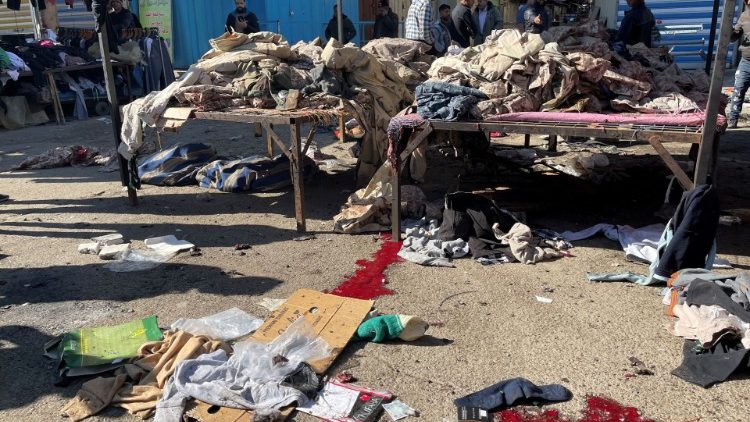 Централният пазар в Бадад след бомбената самоубийствена атака